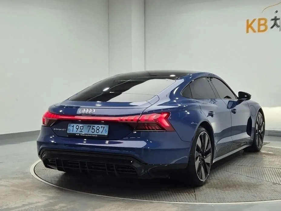 Audi e-tron GT — фото 2