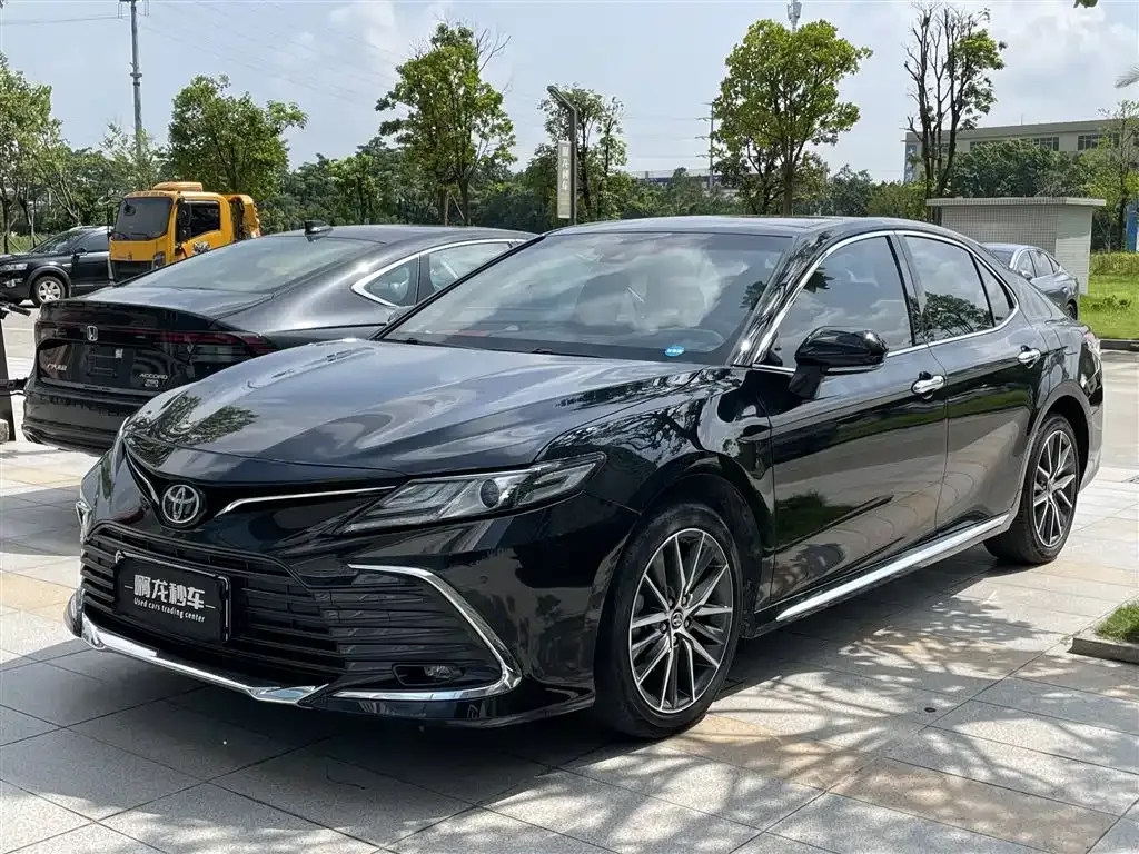 Toyota Camry — фото 1