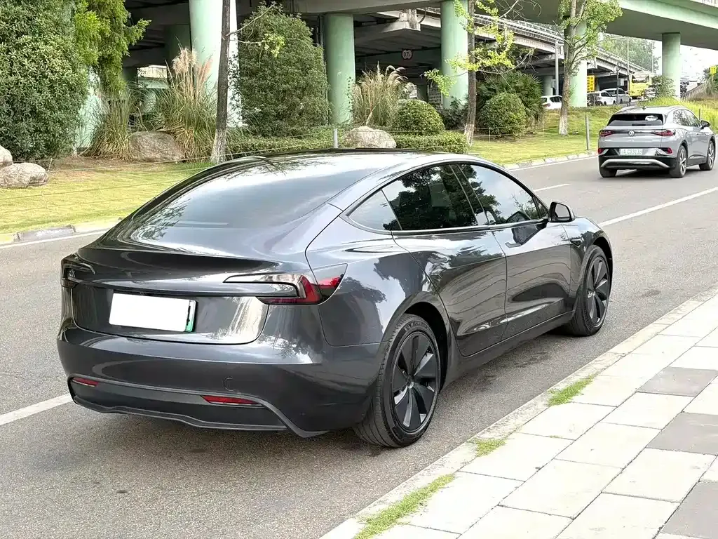 Tesla Model 3 — фото 9