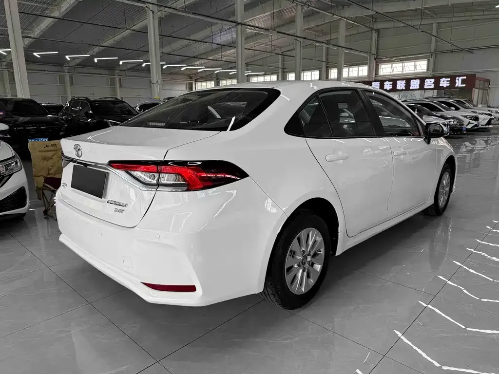 Toyota Corolla — фото 4