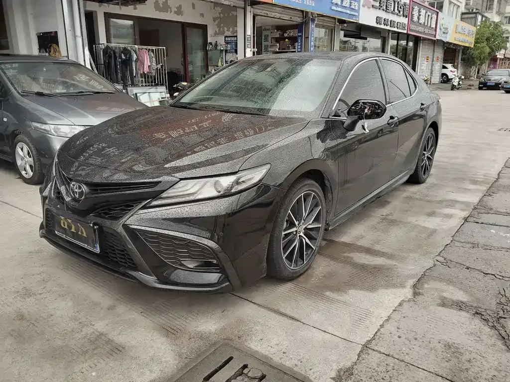 Toyota Camry — фото 1