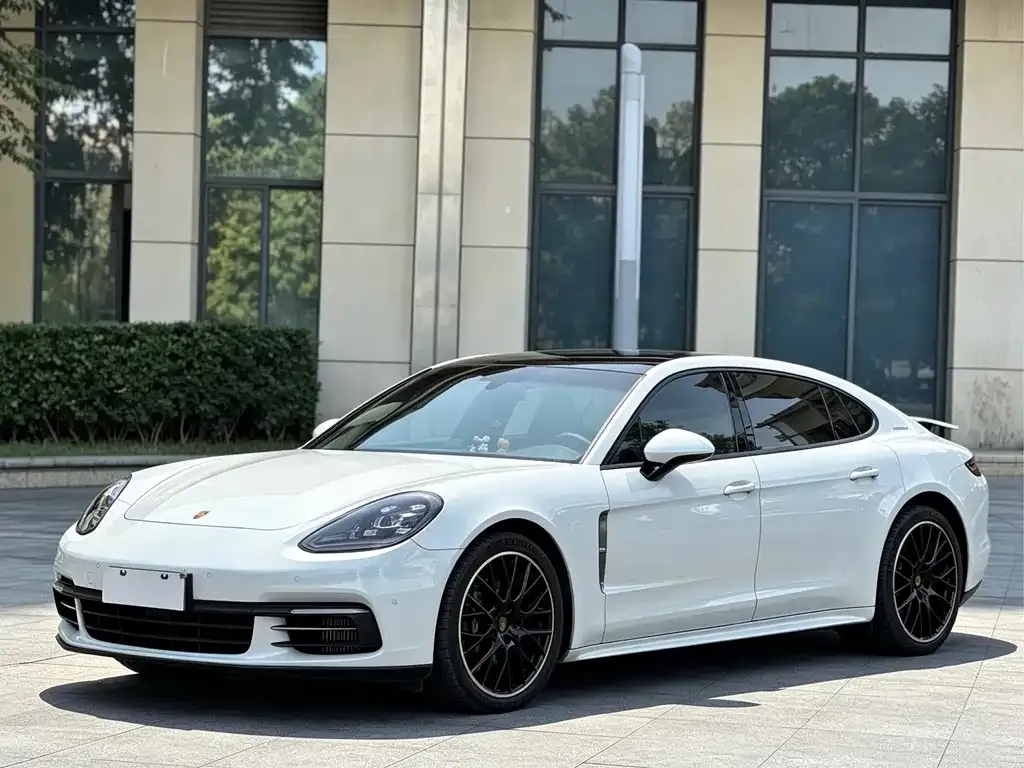 Porsche Panamera — фото 1