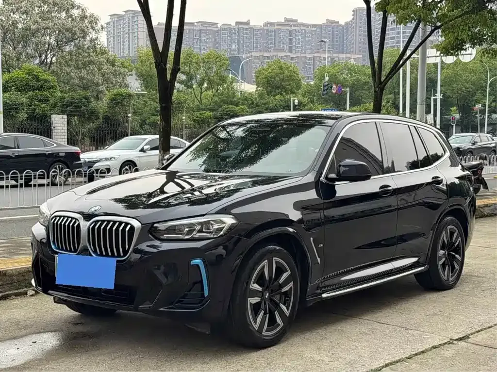 BMW iX3 — фото 1