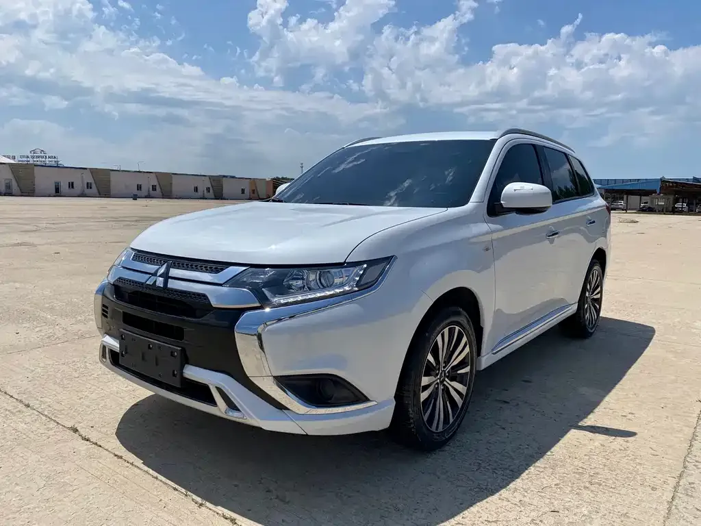 Mitsubishi Outlander — фото 1