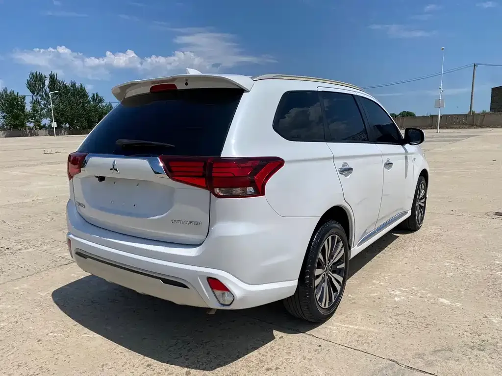 Mitsubishi Outlander — фото 8