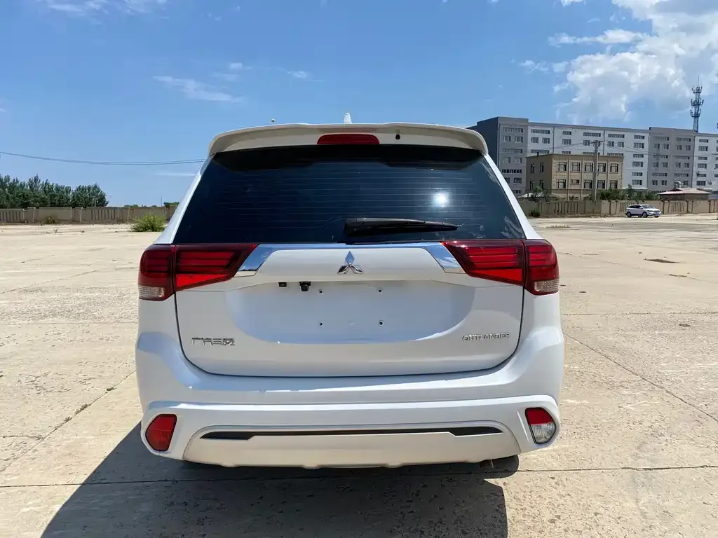 Mitsubishi Outlander — фото 7