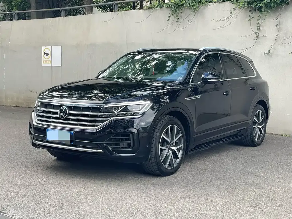 Volkswagen Touareg — фото 1