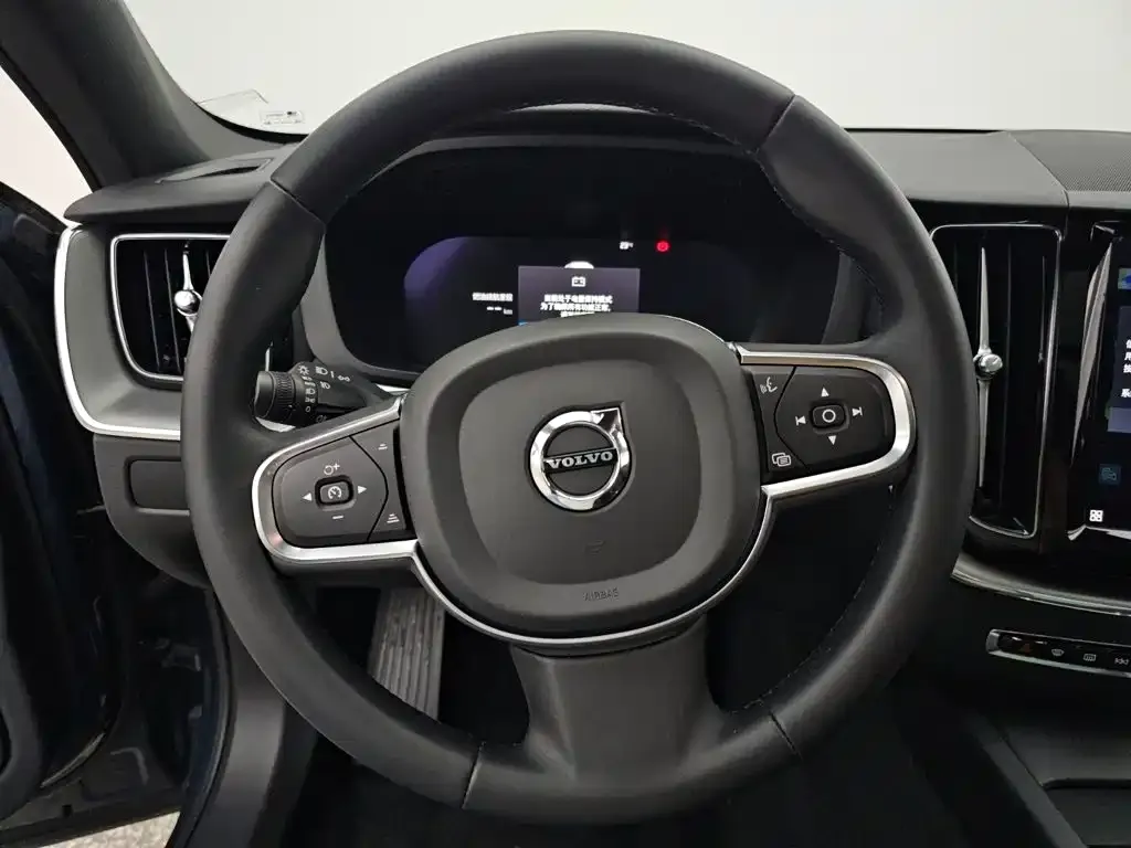 Volvo XC60 — фото 8