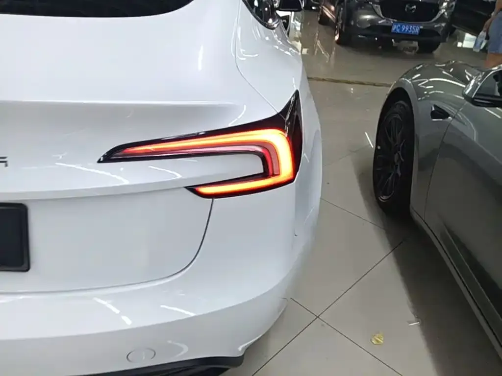 Tesla Model 3 — фото 4