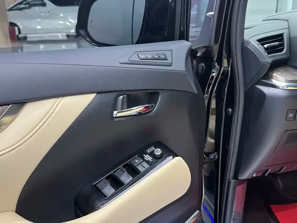 Toyota Vellfire — фото 8