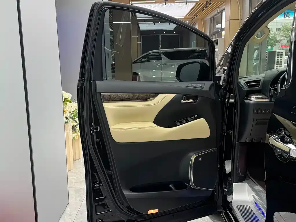 Toyota Vellfire — фото 6