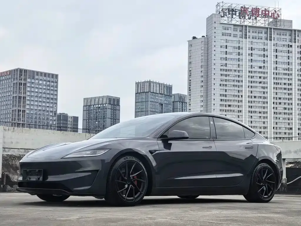 Tesla Model 3 — фото 1