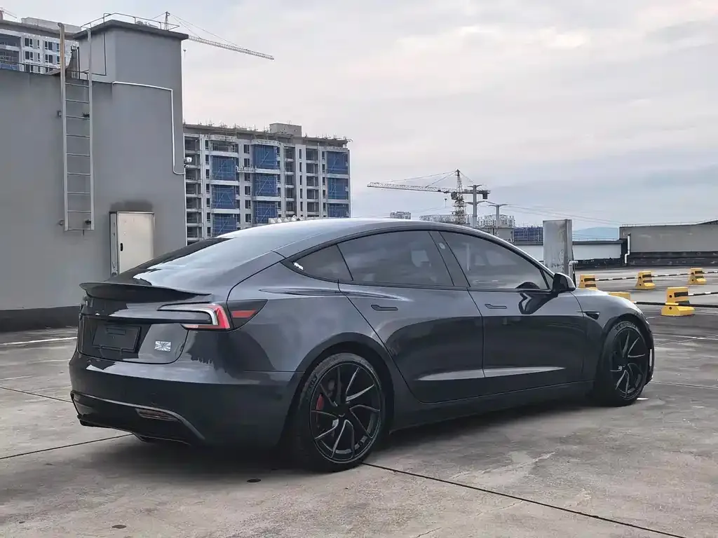 Tesla Model 3 — фото 4