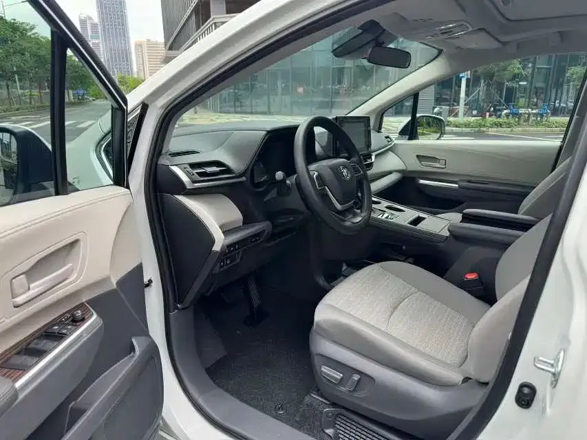 Toyota Sienna — фото 4