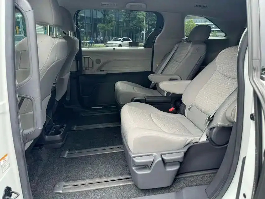 Toyota Sienna — фото 3