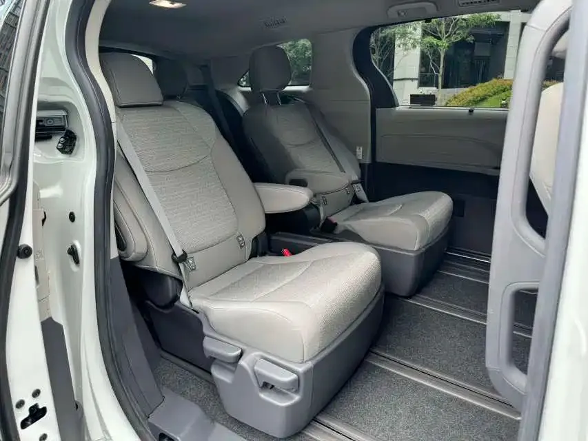 Toyota Sienna — фото 6