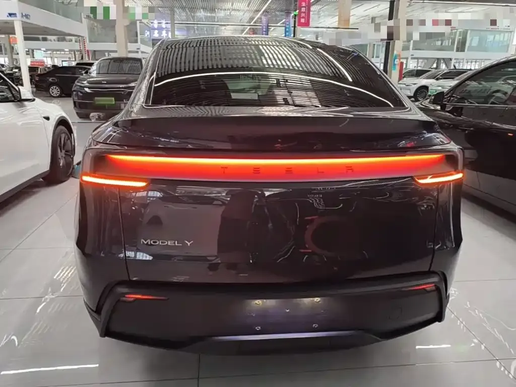 Tesla Model Y — фото 10