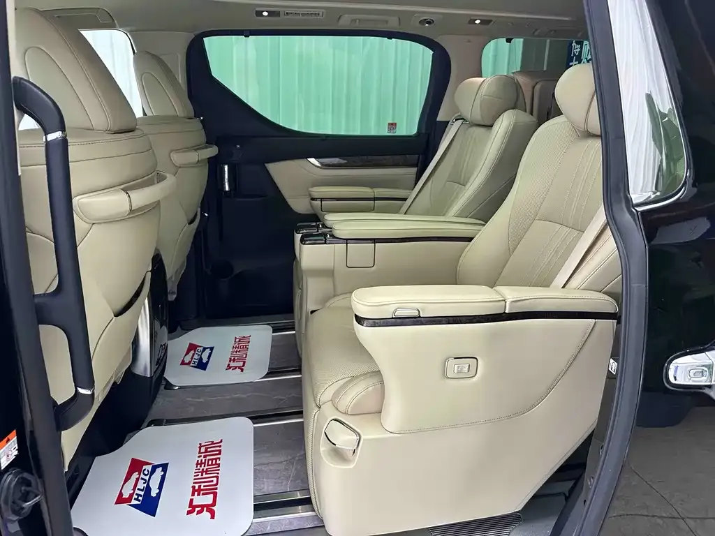 Toyota Vellfire — фото 7