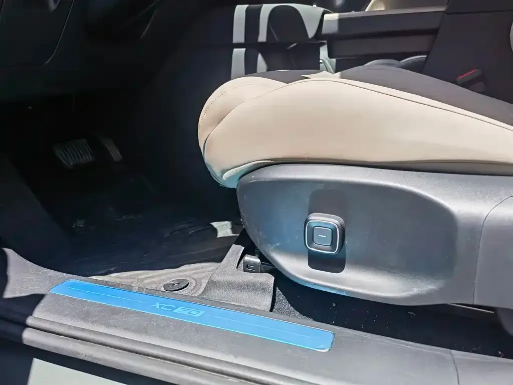 Volvo XC70 Plug-in Hybrid — фото 2