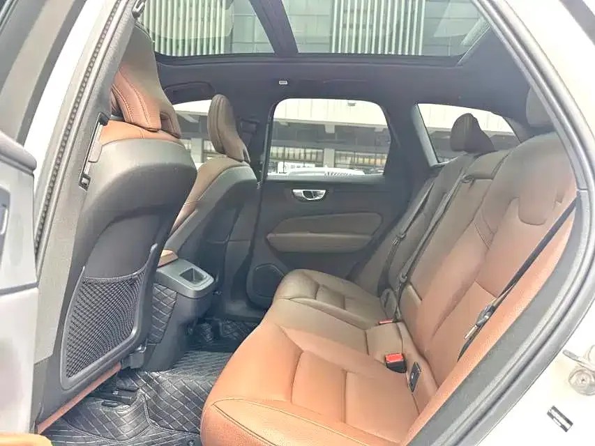 Volvo XC60 2024 из CN, фото 3
