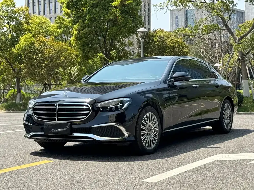 Mercedes-Benz E-Class — фото 1