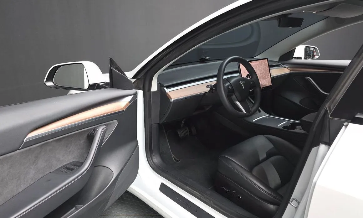 Tesla Model 3 — фото 9
