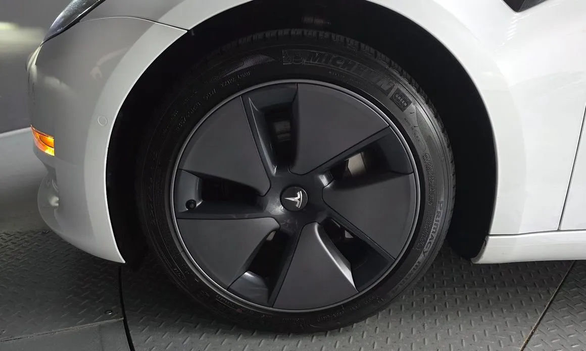 Tesla Model 3 — фото 10