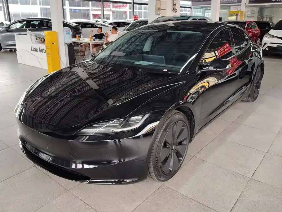 Tesla Model 3 — фото 1