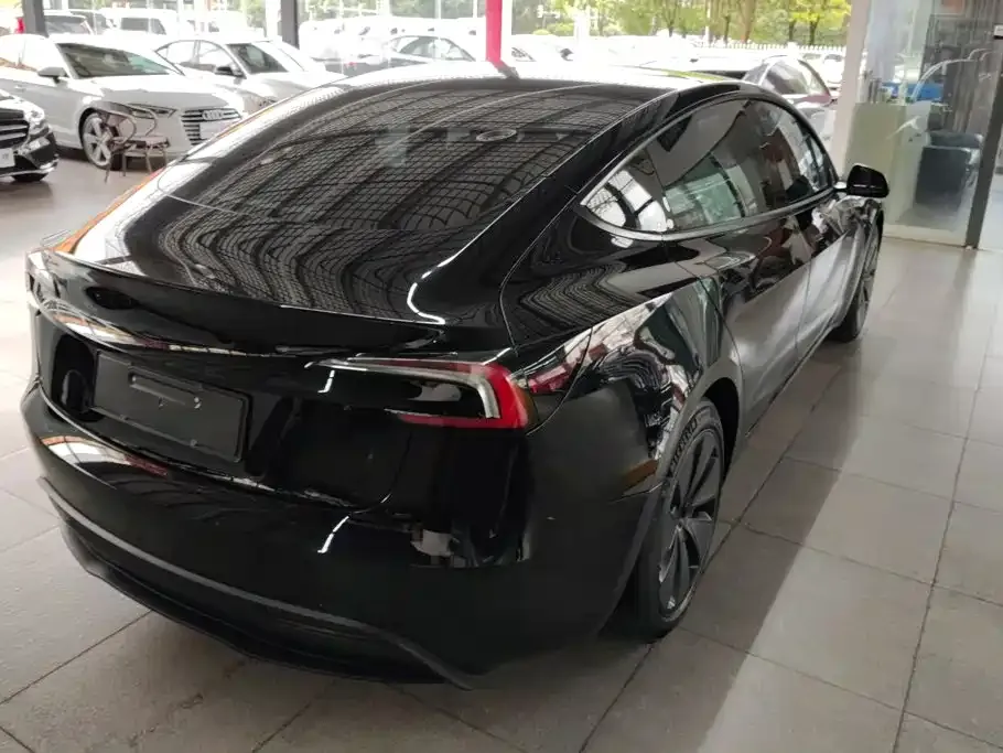 Tesla Model 3 — фото 10