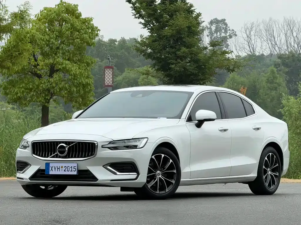 Volvo S60 — фото 1