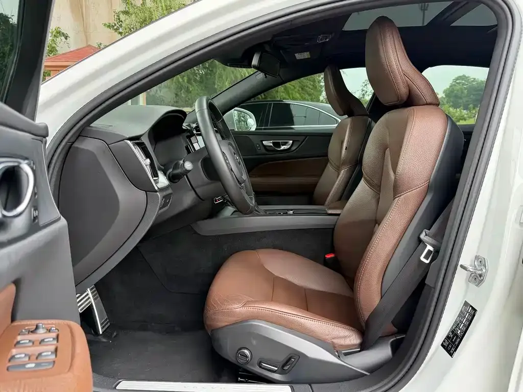 Volvo S60 — фото 10