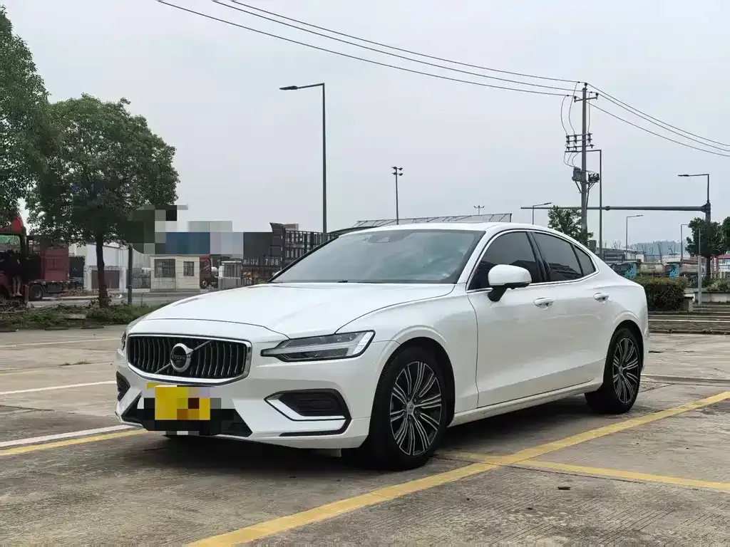Volvo S60 — фото 1