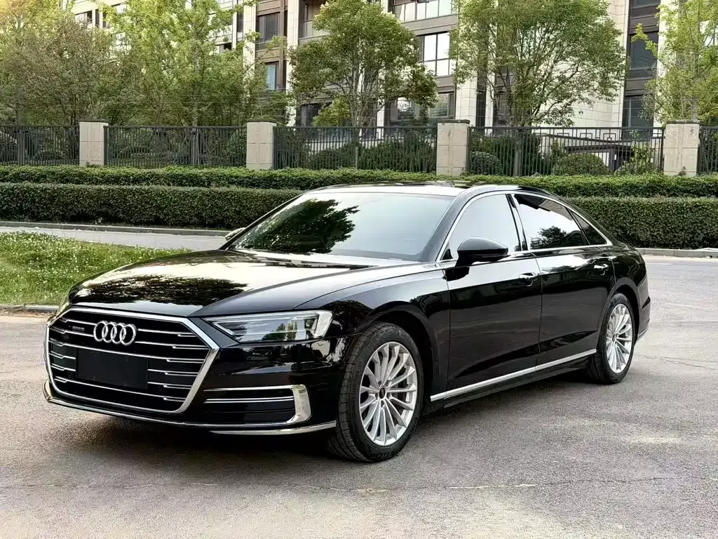 Audi A8 — фото 1