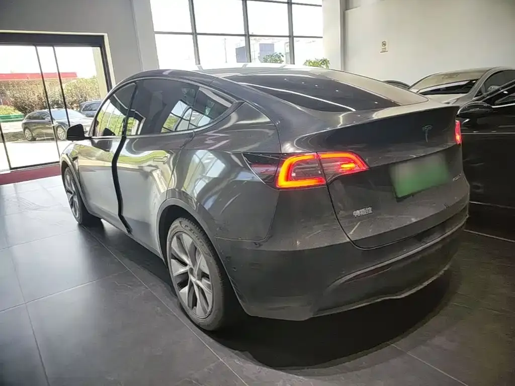 Tesla Model Y — фото 9