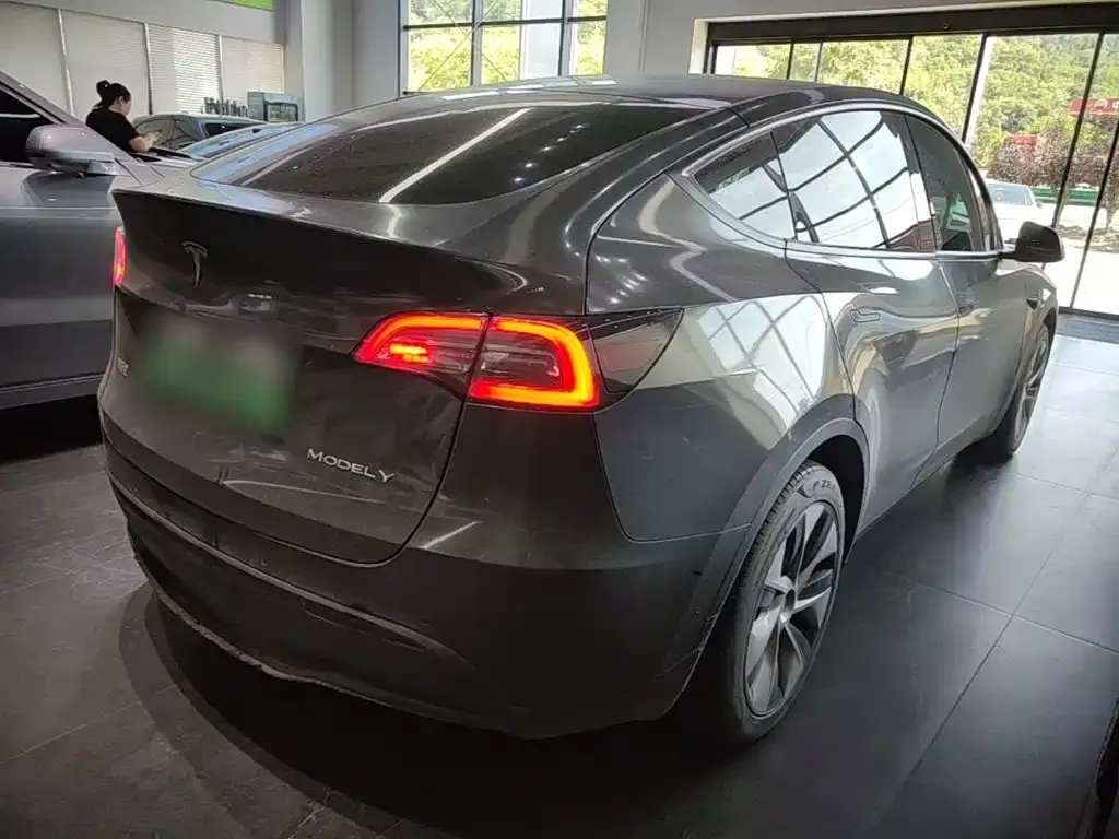 Tesla Model Y — фото 3