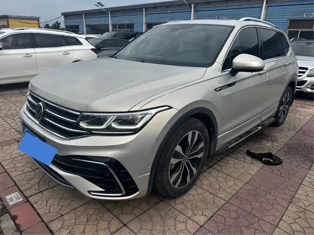 Volkswagen Tiguan L — фото 1
