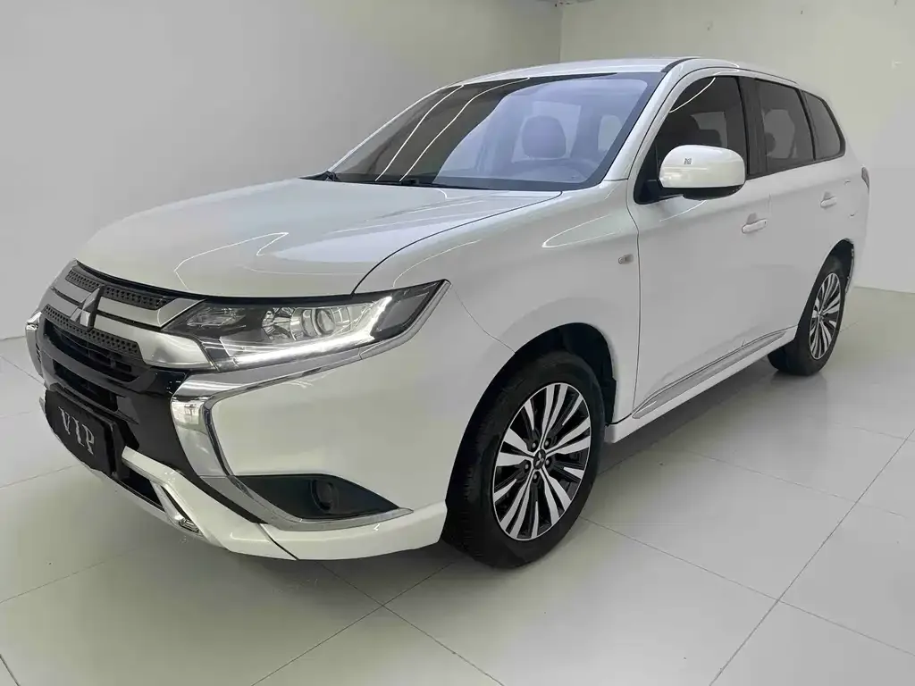 Mitsubishi Outlander — фото 1
