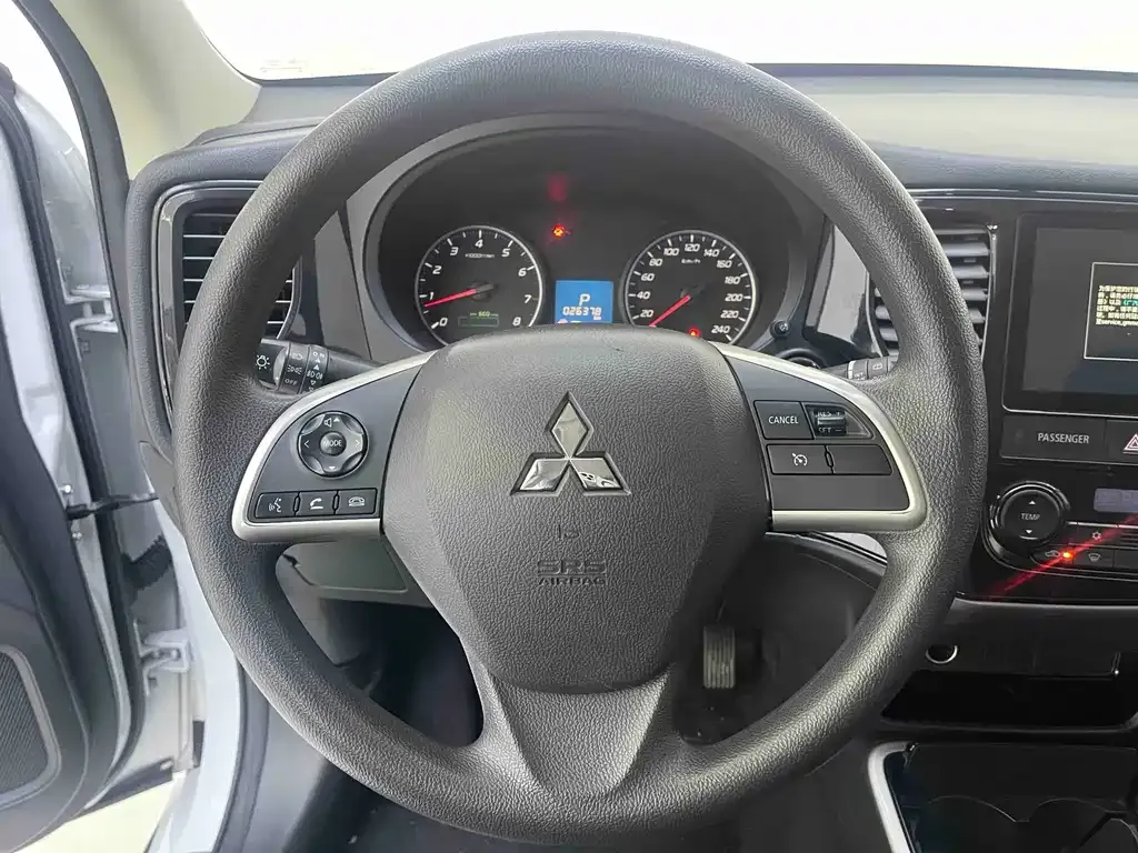 Mitsubishi Outlander — фото 10