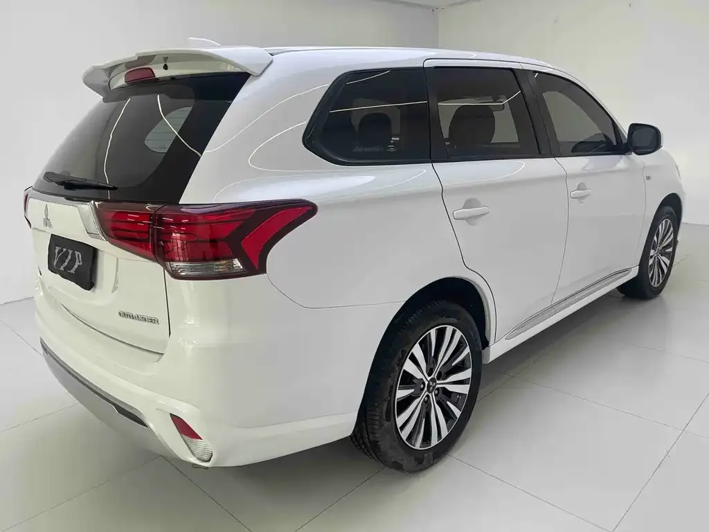 Mitsubishi Outlander — фото 5