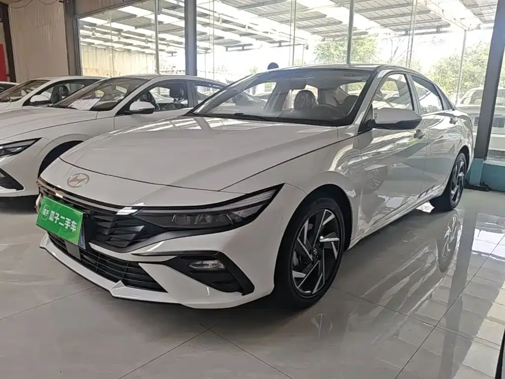 Hyundai Elantra — фото 1