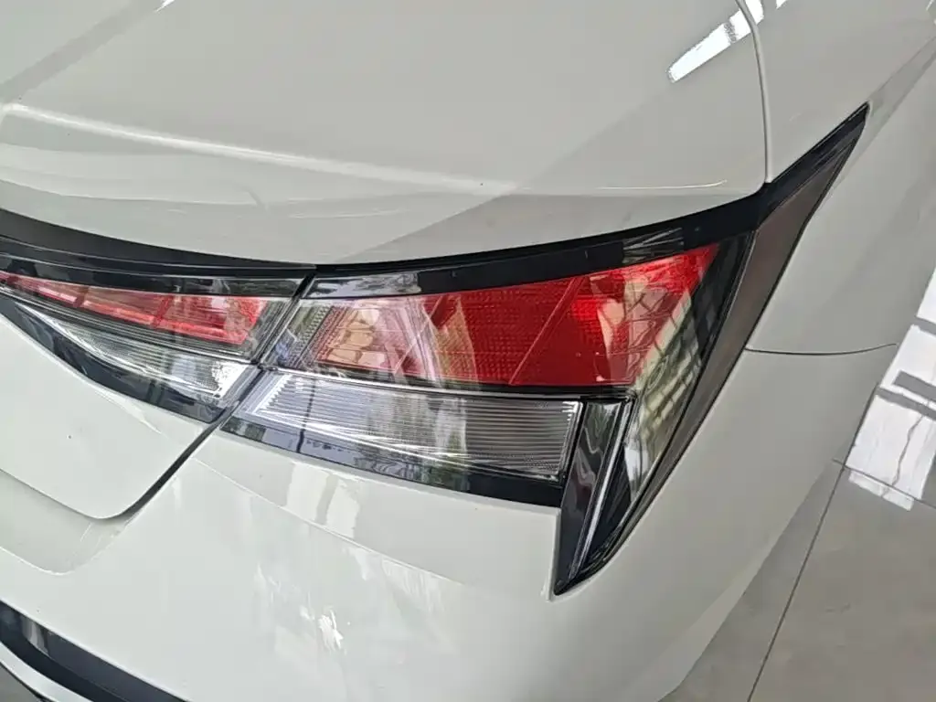 Hyundai Elantra — фото 3