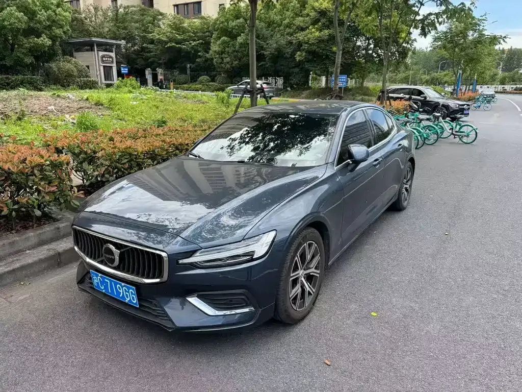 Volvo S60 — фото 1