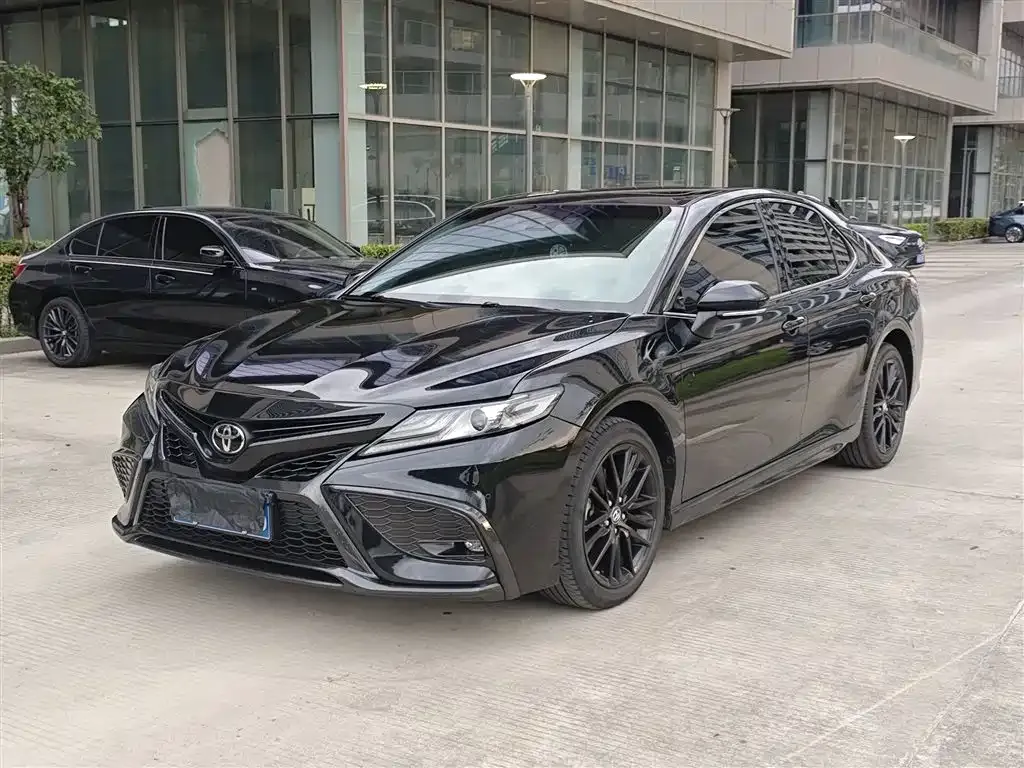 Toyota Camry — фото 1