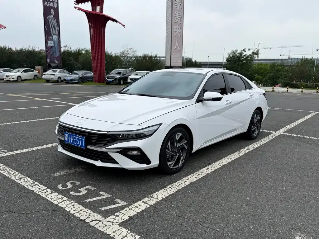 Hyundai Elantra — фото 1