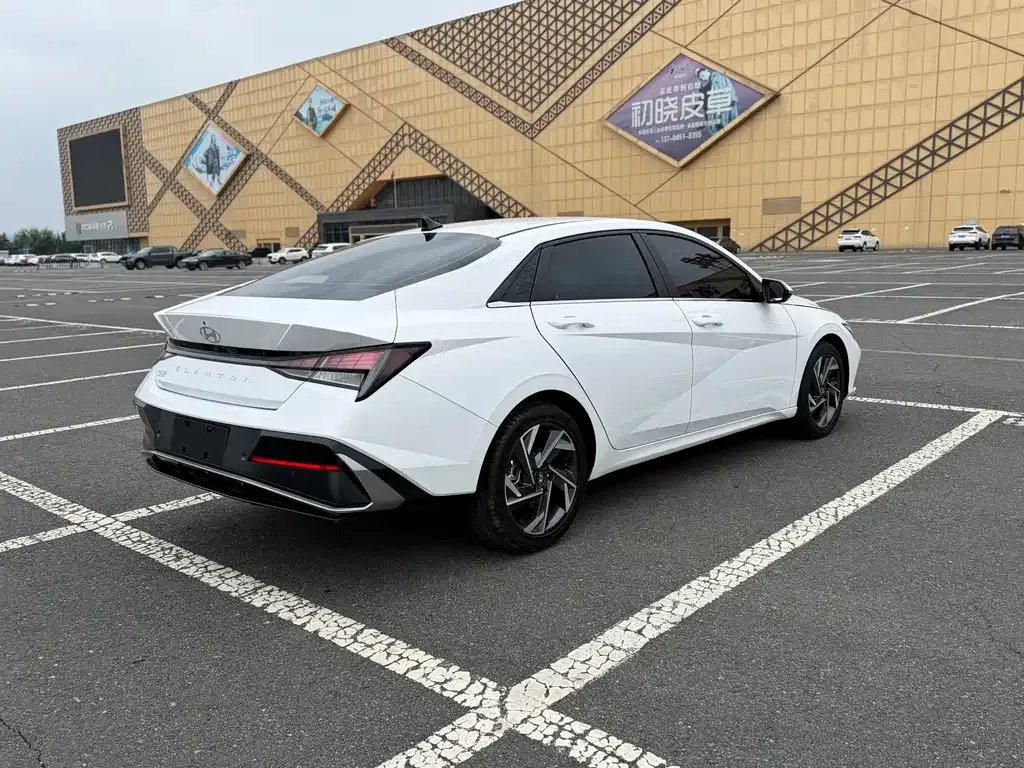 Hyundai Elantra — фото 6