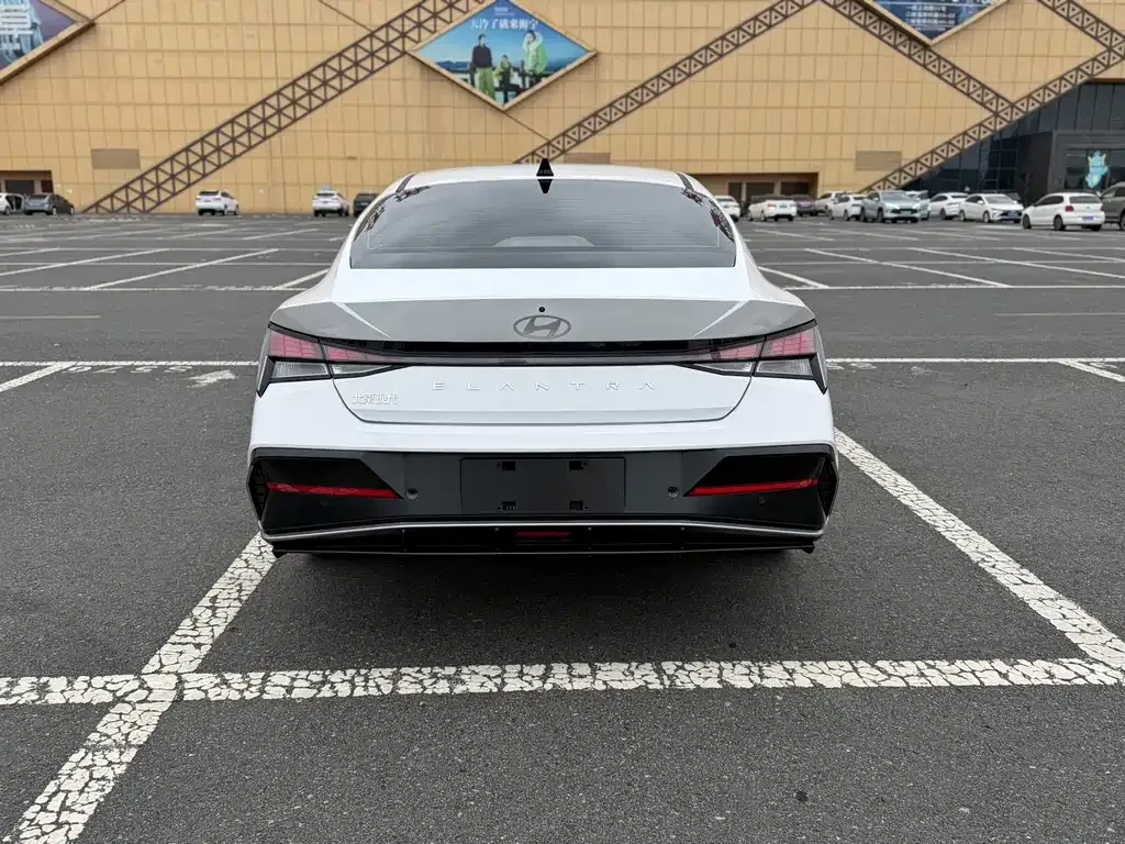 Hyundai Elantra — фото 9