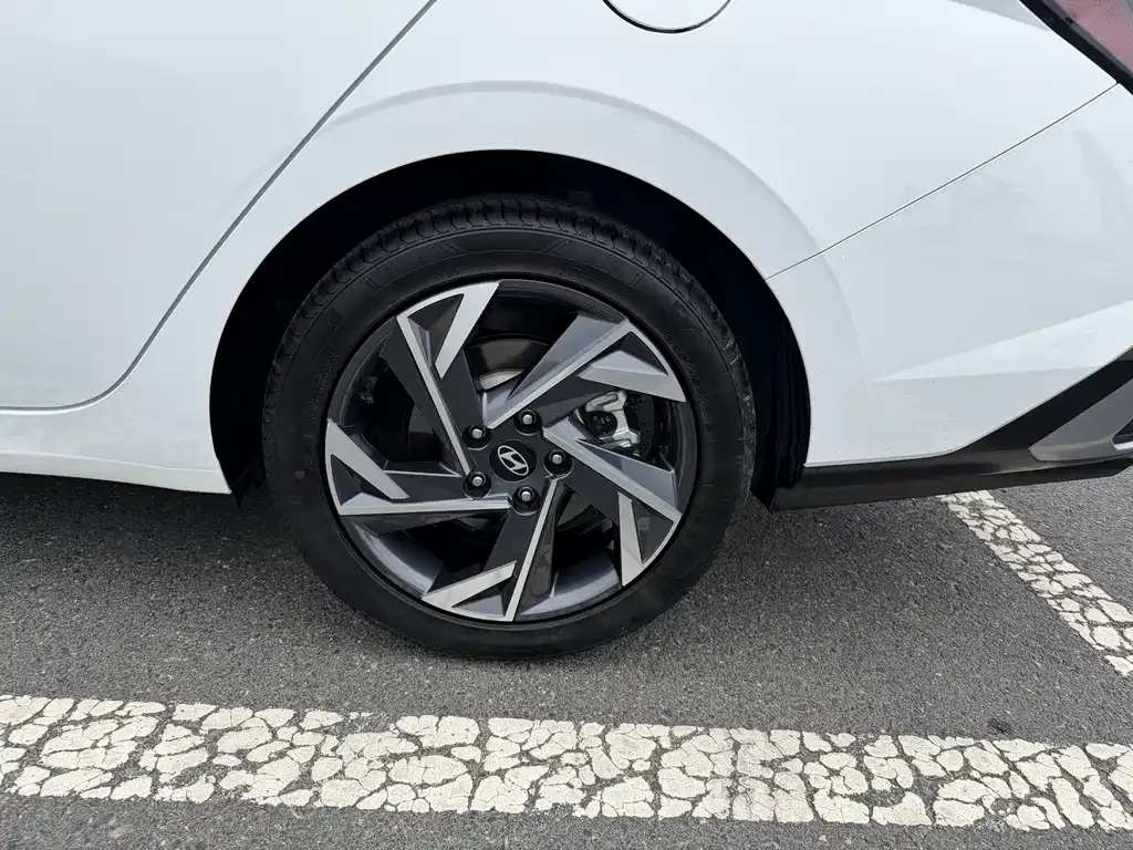 Hyundai Elantra — фото 5