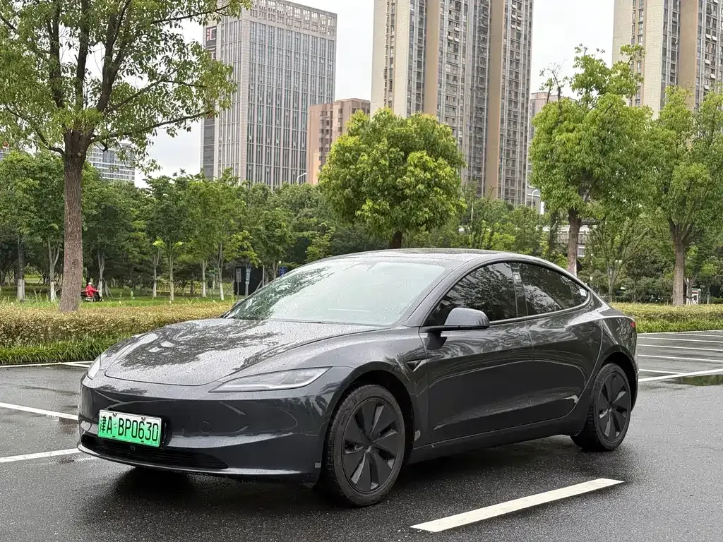 Tesla Model 3 — фото 1