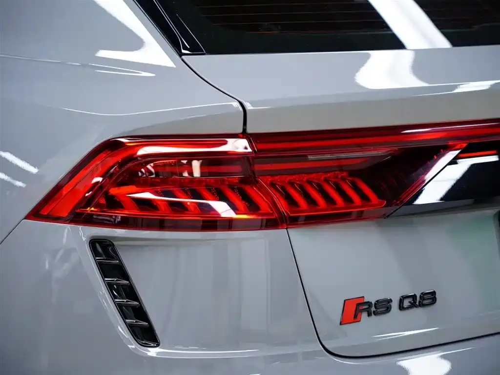 Audi RS Q8 — фото 10