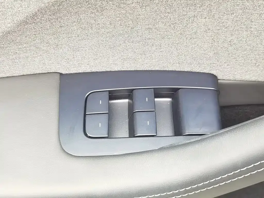 Tesla Model 3 — фото 10